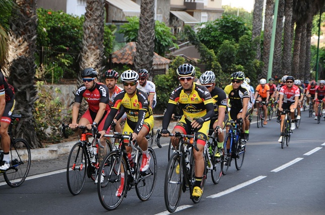 Los ciclistas en el comienzo de la Cicloturista Siam Park