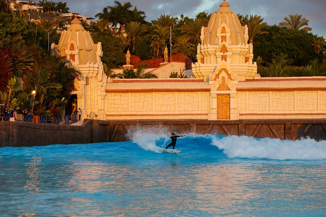 La piscina de olas de Siam Park acoge a los mejores surfistas de Europa.