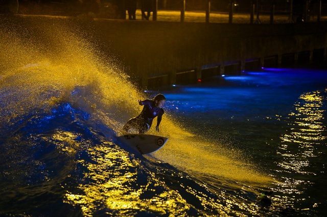 Pauline Ado, surf nocturno en la piscina de olas de Siam Park